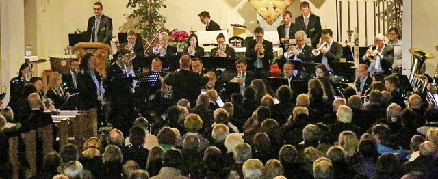 In der vollbesetzten Kirche gab es rau...fr das Jahreskonzert der Stadtmusik.   | Foto: Hege