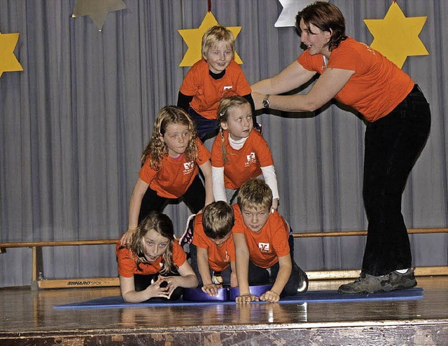 Hohe Turnkunst im jungen Alter: Alexan...Schtzlinge beim Aufbau der Pyramide.   | Foto: Malin Mueller