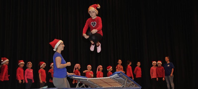 Da staunte selbst der Nikolaus: Die M...en als fliegende Nikoluse ihr Knnen.  | Foto: Weber