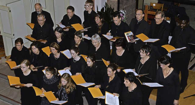 Konzentriert sangen die Mitglieder des...che Teile der Messe von Karl Jenkins.   | Foto: Helena Kiefer