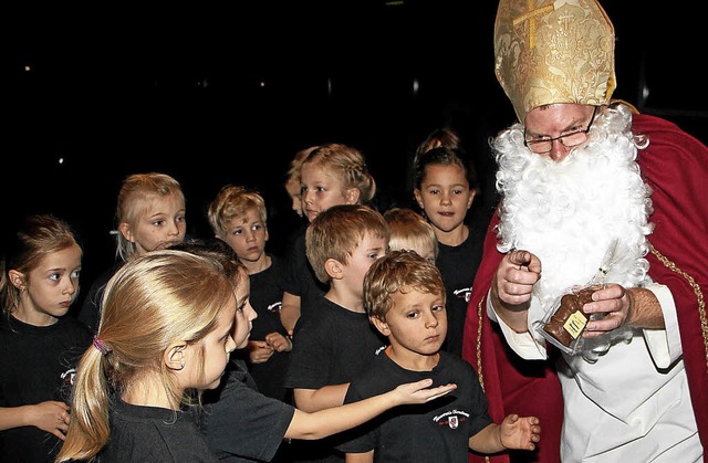 Sankt Nikolaus brachte den kleinen Tur...g in die Oberrotweiler Festhalle mit.   | Foto: Herbert Trogus
