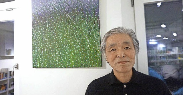 Knstler Yoshiyuki Kakedo aus Japan vo...nger Mediathek ausgestellten Gemlde.   | Foto: Anne Freyer