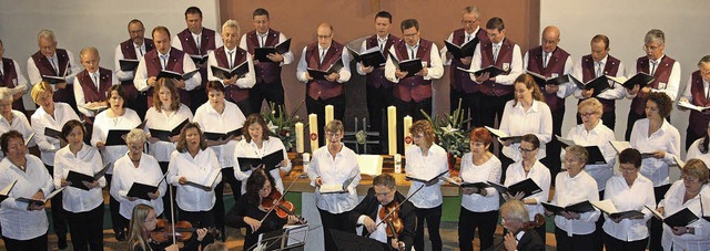 Begleitet von versierten Instrumentali...hlusskonzert  seines Jubilumsjahrs.    | Foto: BRONNER