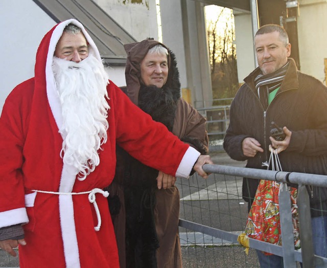 Nikolaus (Jrgen Stterlin) und  Knech...einz Dufner) bei der Geschenkbergabe.  | Foto: Siemann