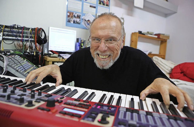 Bertram Birk greift auch nach 50 Jahren noch mit seinem Keyboard  an.  | Foto: Christoph Breithaupt