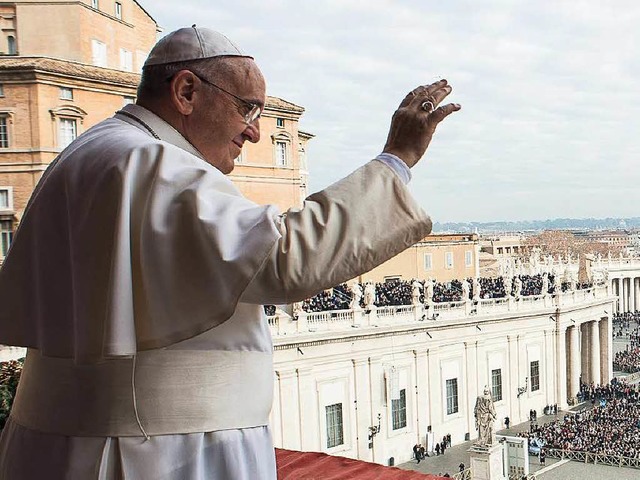Papst Franziskus spendet den traditionellen Segen Urbi et Orbi.  | Foto: afp