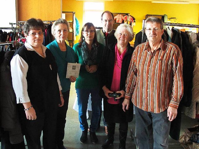 Marion Koch, Irmtraud Schwientek, Mari...h Helfer frs Sortieren und Verkaufen.  | Foto: Jutta Schtz