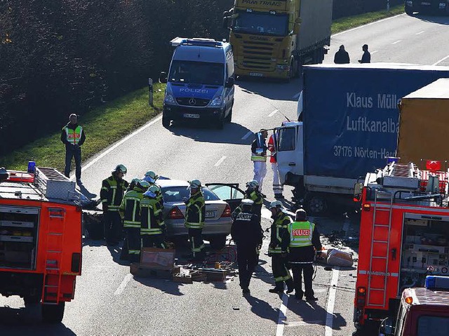 Aktuell ist die B 33 zur Unfallaufnahme gesperrt.  | Foto: Christoph Breithaupt