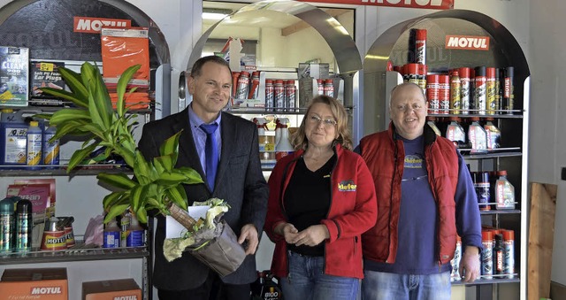 Sasbach. Brgermeister Jrgen Scheidin...fer zur Geschftserffnung eine Palme.  | Foto: Roland Vitt