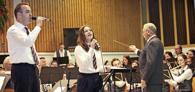 Tobias Mller und Nina Huber singen, w...ihrem gemeinsamen Konzert dirigiert.    | Foto: Sandra Decoux-Kone
