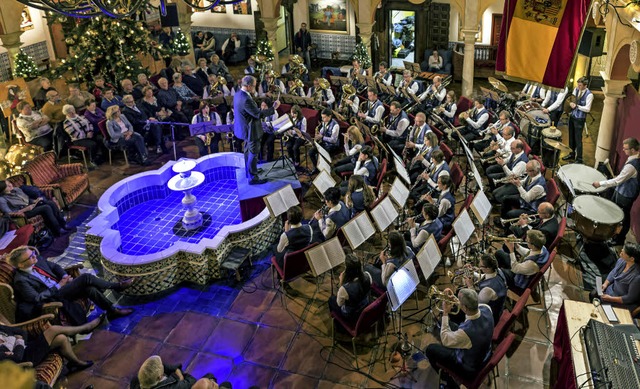 Die Musikkapelle Rust bei ihrem Benefizkonzert in der Hotel-Lobby   | Foto: Bernhard Rein