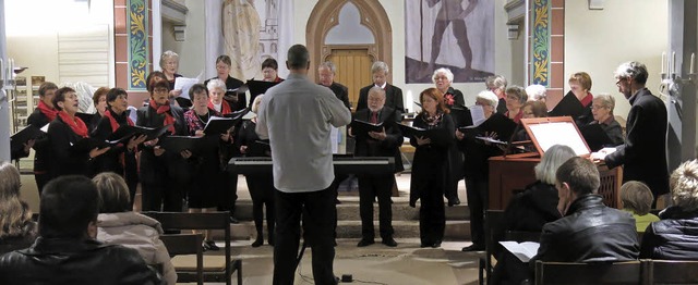 Der Kirchenchor unter der Leitung von Jrgen Amft mit geistlicher Abendmusik  | Foto: Georg Vo