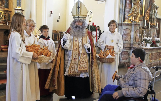 Der heilige Nikolaus brachte fr die K...ckmnner in den Festgottesdienst mit.   | Foto: heidi fssel