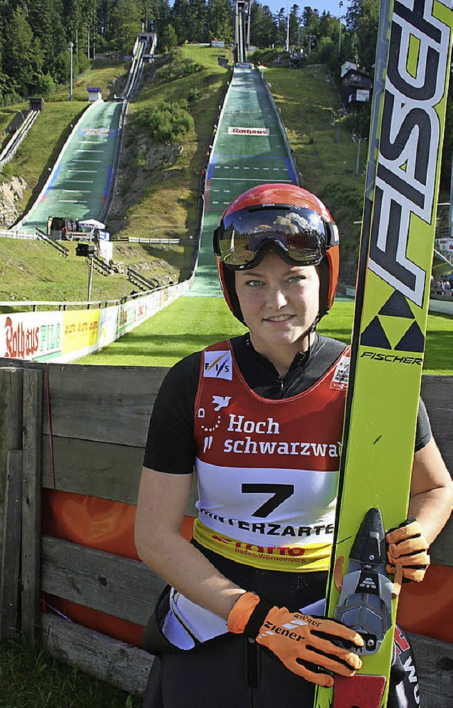 Die erste Olympiasiegerin im Skispring...4 im Adler-Skistadion in Hinterzarten.  | Foto: Dieter Maurer