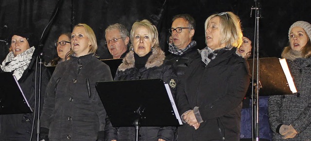 Der Chor &#8222;Voices&#8220; beim Weihnachtsmarkt   | Foto: Cornelia Liebwein