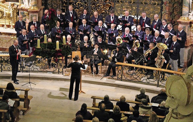 Gesamtensemble aus Chor und Blasmusikf...onzert in der Barockkirche St. Peter.   | Foto: Erich Krieger