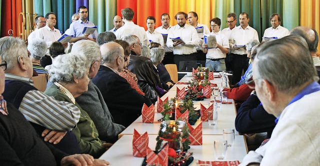 In der Mhlinhalle  trafen sich Senior...en und weihnachtlichen Beisammensein.   | Foto: Lara Walter