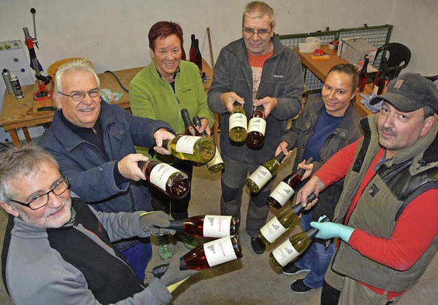 Die Sekt-Crew der IG Weinbau: Michael ...rt prsentieren den neuen Winzersekt.   | Foto: Heinz Vollmar