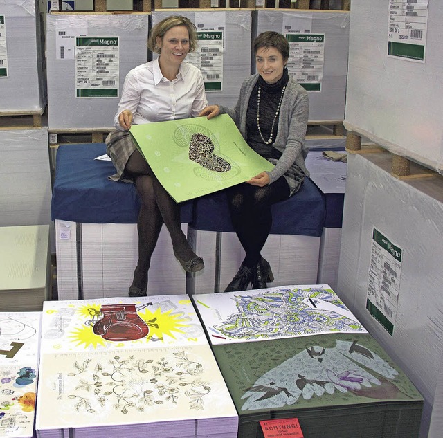 Eva-Maria Hornberger (links) und Corne...gn-Kalenders, mit dem Thema Handwerk.   | Foto: Glanzmann Schoene
