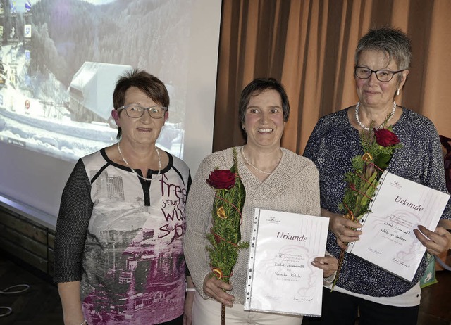 Vorsitzende Rosi Wernet ehrte Veronika...r 25 Jahre Vereinstreue (von links).   | Foto: Horst Dauenhauer