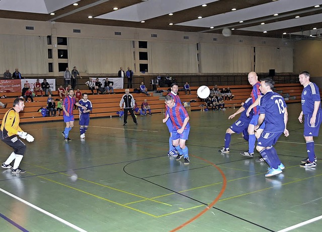 Szene aus der Halbfinal-Partie des sp... Gutach-Bleibach (gestreifte Trikots)   | Foto: MIchael Kirsch