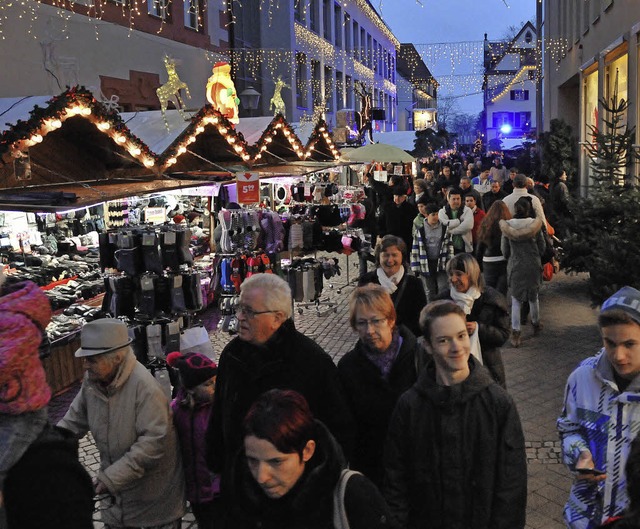 Ein beliebter Treffpunkt: der Offenburger Weihnachtsmarkt   | Foto: hsl