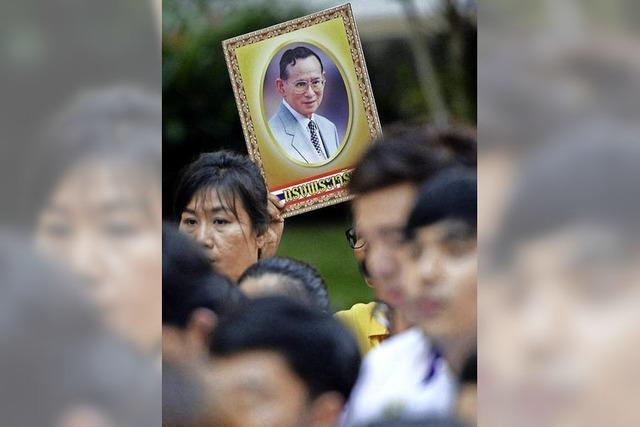 Ironische Studenten fordern die Generle in Bangkok heraus