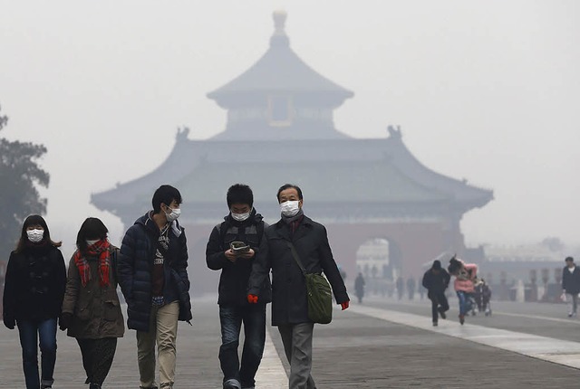 Nur mit Mundschutz geht man in Peking auf die Strae.   | Foto: dpa