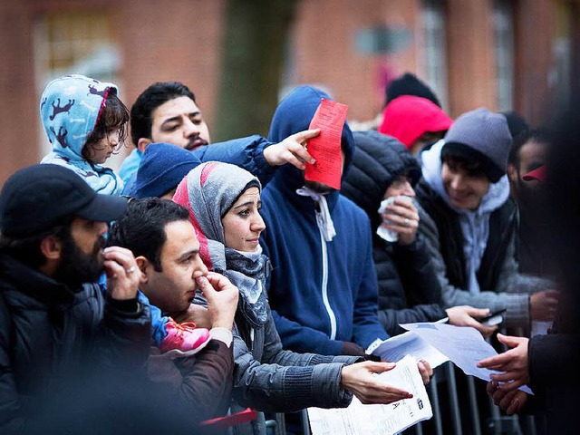 Flchtlinge warten in Berlin  auf die Registrierung &#8211; manche  vergeblich.  | Foto: DPA