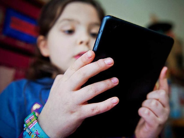 Bereits Kindergartenkinder gehen heute mhelos mit Smartphones und Tablets um.   | Foto: dpa