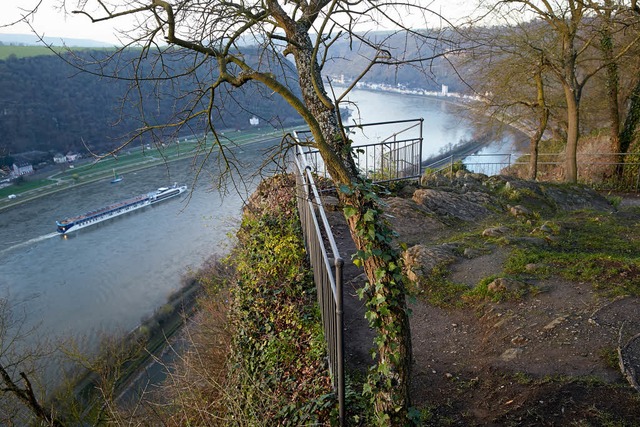 Je mehr sich der Rhein der Grenze zu d...ung. Hier ein Bild vom Loreleyplateau.  | Foto: dpa