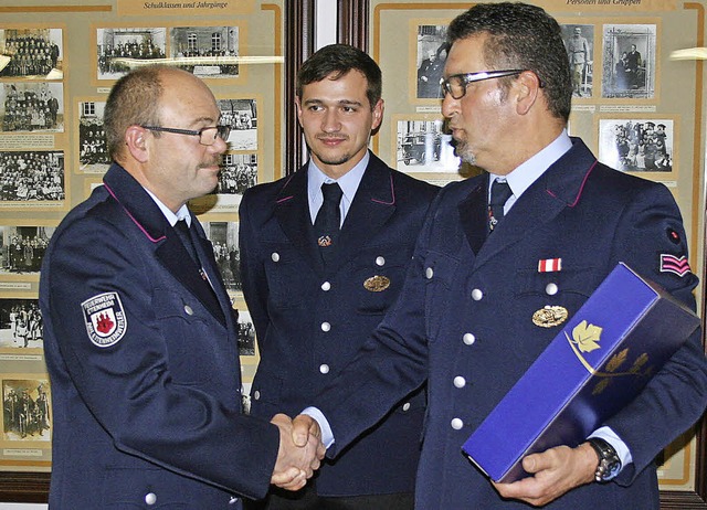 Andreas Hsel,  Kommandant der Feuerwe...echts) zu 40 Jahrern Feuerwehrdienst.   | Foto: Michael Masson