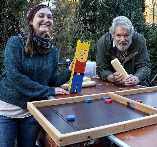 Luisa Bliss bergibt Udo Behle vom Freundeskreis Flchtlinge die Holzspiele.   | Foto: Felix Lieschke