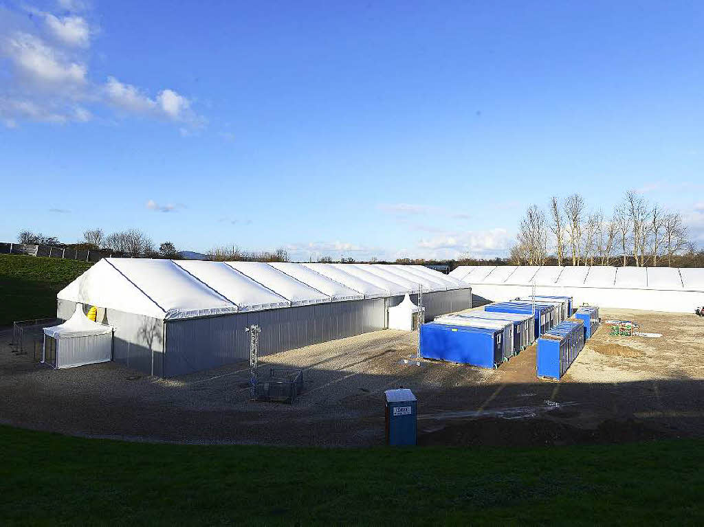 Zelthallen für Flüchtlinge auf dem Freiburger Mundenhof Zelthallen für Flüchtlinge auf dem Freiburger Mundenhof