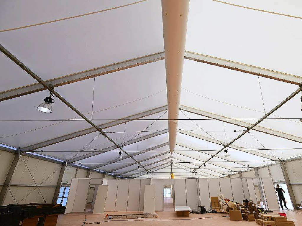 Zelthallen für Flüchtlinge auf dem Freiburger Mundenhof Zelthallen für Flüchtlinge auf dem Freiburger Mundenhof