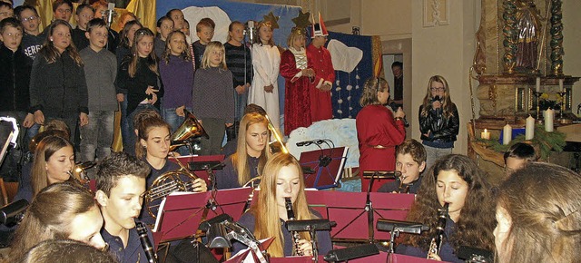 Jungmusiker und Grundschler sorgen f...hnachtliche Atmosphre in der Kirche.   | Foto: Gaby Beha