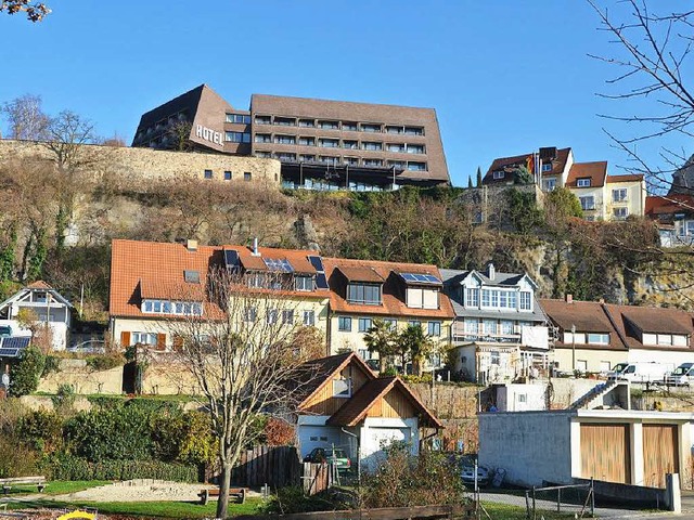 Vom Rhein aus ist  das Hotel am Mnster nicht zu bersehen.  | Foto: Christina  Hohwieler