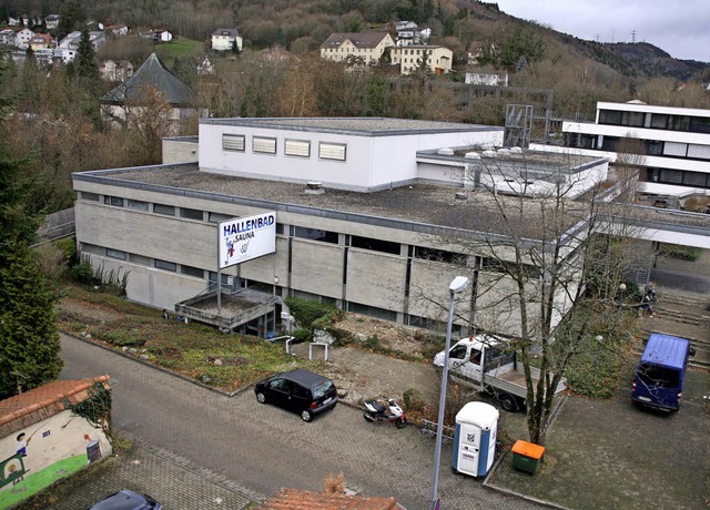 Die Sanierungsarbeiten an der Stadthal...aufflligerer Stelle platziert wurde.   | Foto: Roland Gerard