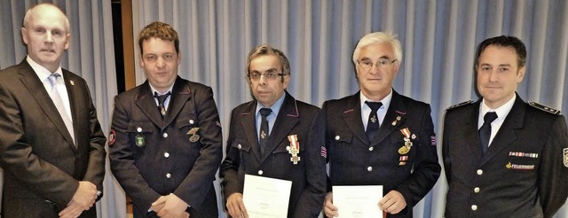 Mit dem Feuerwehr-Ehrenzeichen in Gold...rmeister Rdiger Ahlers gratulierten.   | Foto: Eberhard Gross