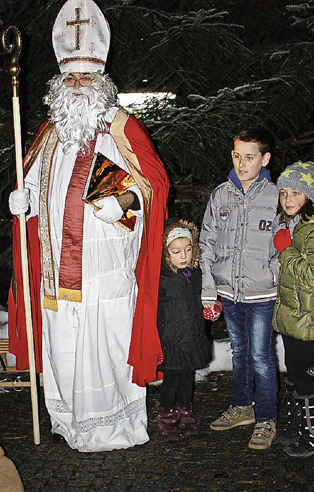Der Nikolaus beschenkte  Kindergartenkinder in Schnau.   | Foto: Privat