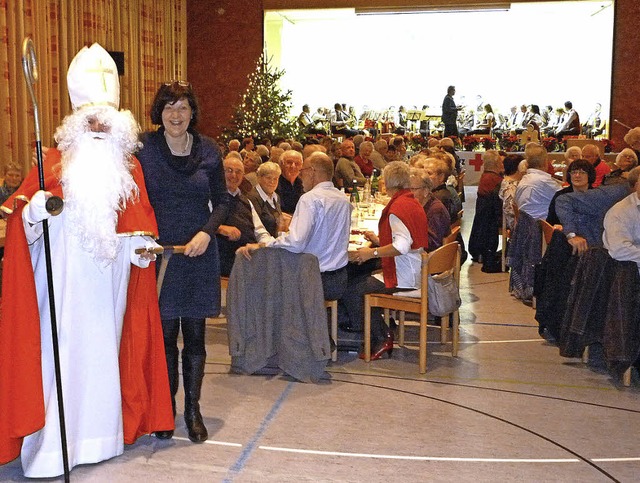 Zur Adventsfeier  in der Malteserhalle...de Charlotte Wolf auch den Nikolaus.    | Foto: Christine Weirich
