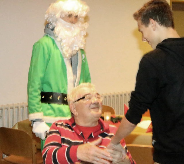 Sichtlich gut kam die Vorweihnachtsakt...n Sportler bei den Heimbewohnern an.    | Foto: Hans-Jrgen Hege