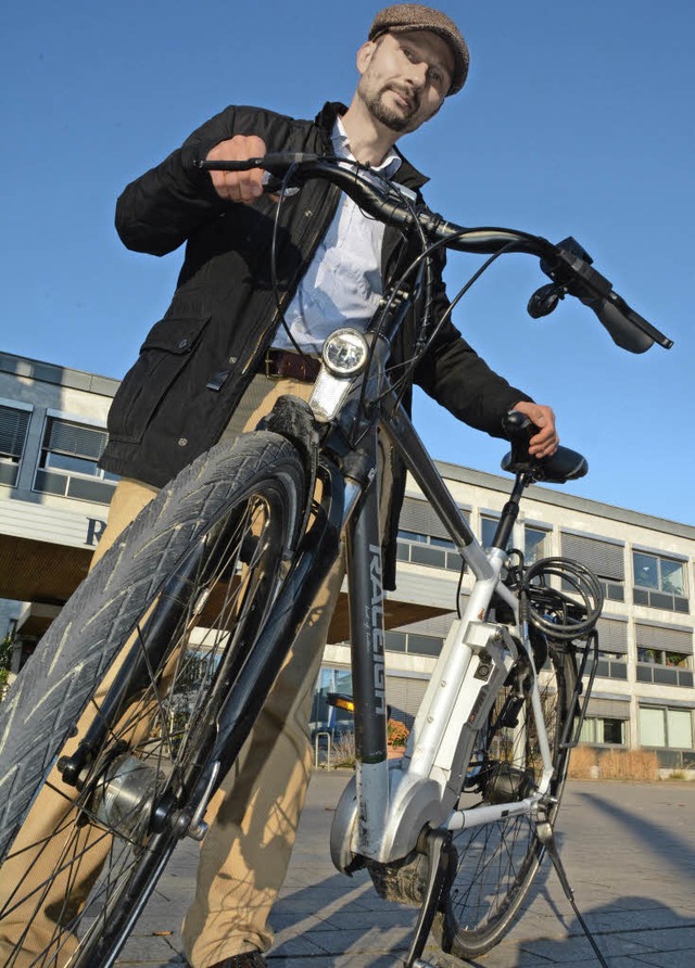 Wolfram Schneider vom Amt fr Gebudem... Elektrofahrrder der Stadtverwaltung   | Foto: Lauber