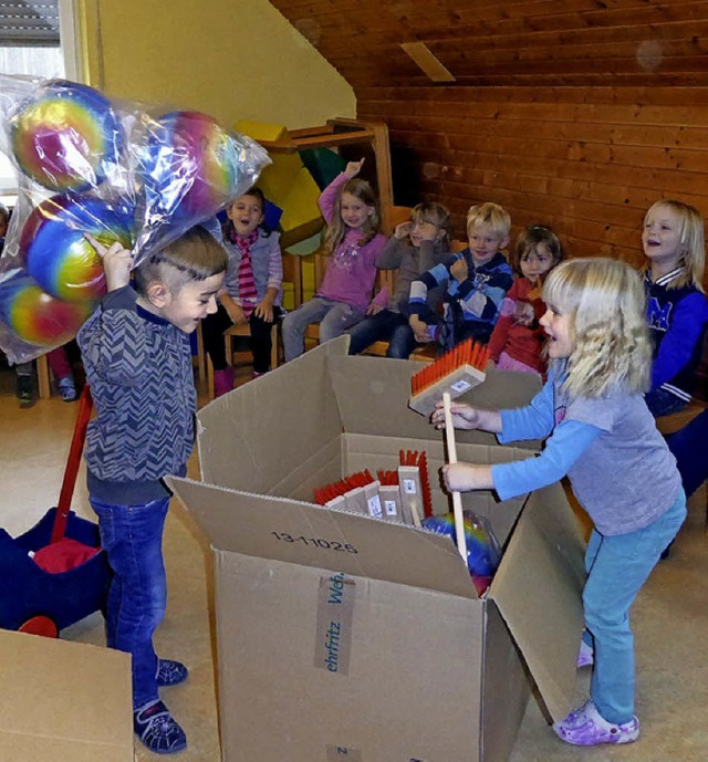 Der Frderverein hat investiert, die Kinder durften auspacken.   | Foto: ZVg