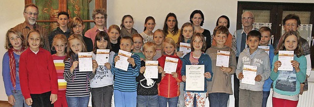 Gruppenbild mit allen beim Sportabzeichen erfolgreichen Teilnehmern   | Foto: Albert Greiner