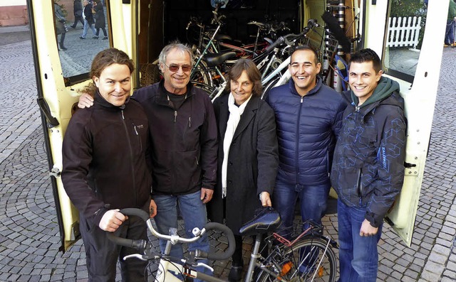 Nachschub fr die Fahrradwerkstatt gab...nakay und Florian Ga vom Brgerbro.   | Foto: Helmut Seller