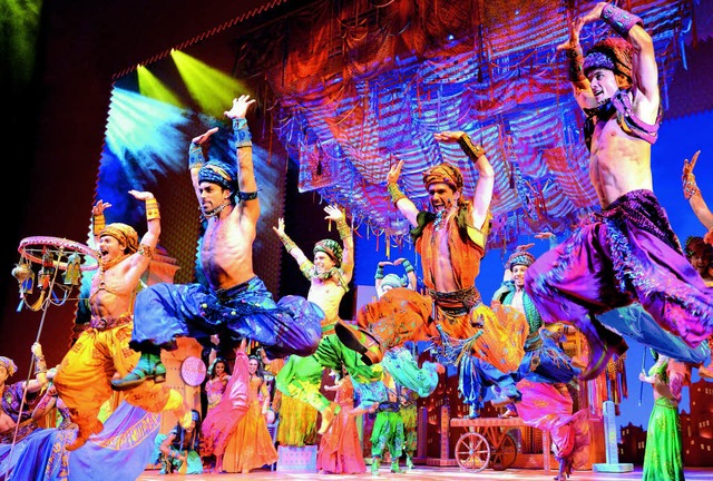 Musik, Tanz und Akrobatik: Szene aus d...urger &#8222;Aladdin&#8220;-Produktion  | Foto: Deen van Meer