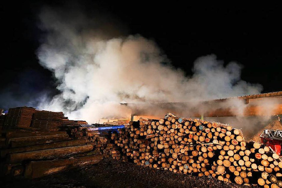 Großeinsatz im Schwarzwald: In einem Sägewerk in Urach ist ein Feuer ausgebrochen. (Foto: Kamera24) Großeinsatz im Schwarzwald: In einem Sägewerk in Urach ist ein Feuer ausgebrochen. (Foto: Kamera24)