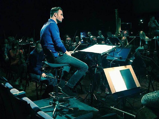 Dirigent Christian Schumann will die T...lge in Paris musikalisch verarbeiten.  | Foto: Wojciech Wandzel