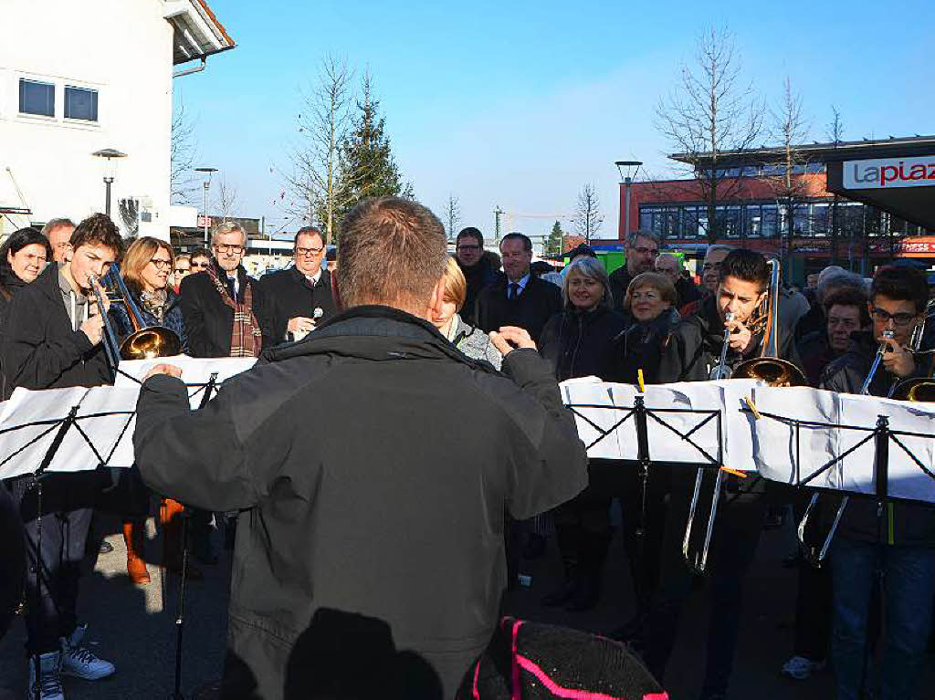 Zur Feier spielte die Jugendmusikschule Sdlicher Breisgau der neuen Fugngerzone ein Weihnachtsstndchen.